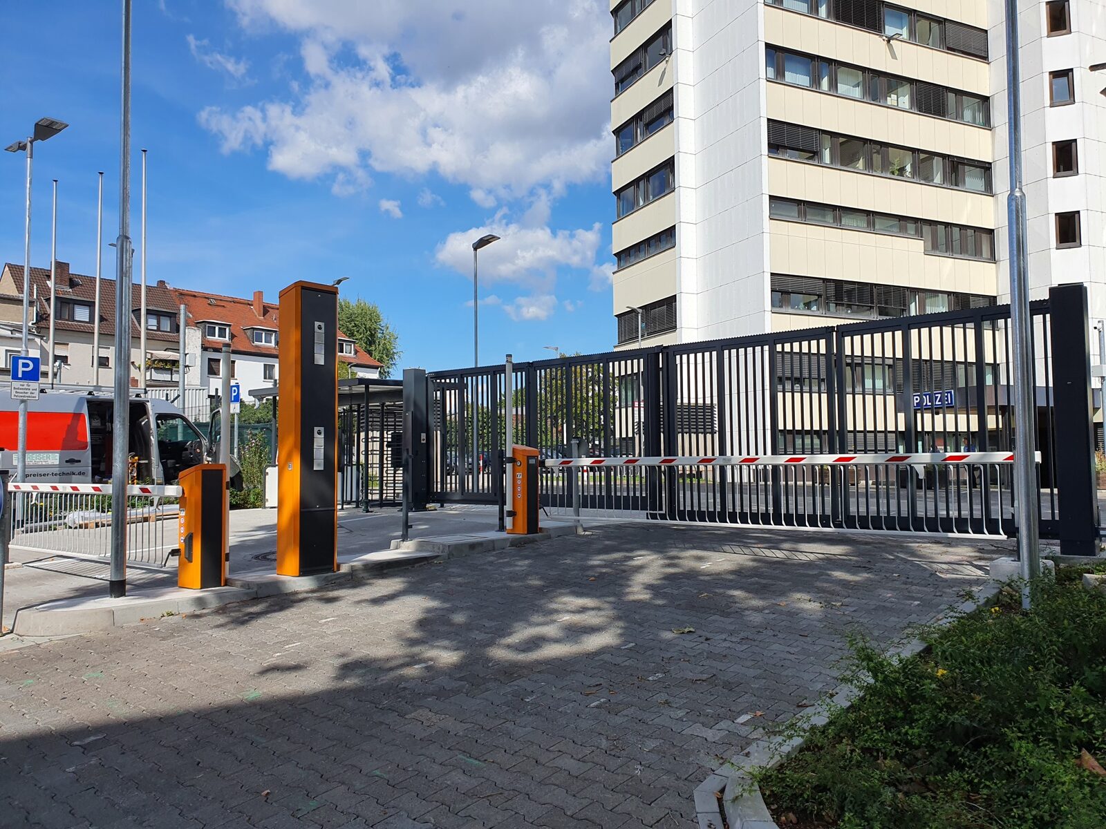 KRITIS Perimeterschutz mit Schranke und Drehkreuz an einer Polizeidienststelle