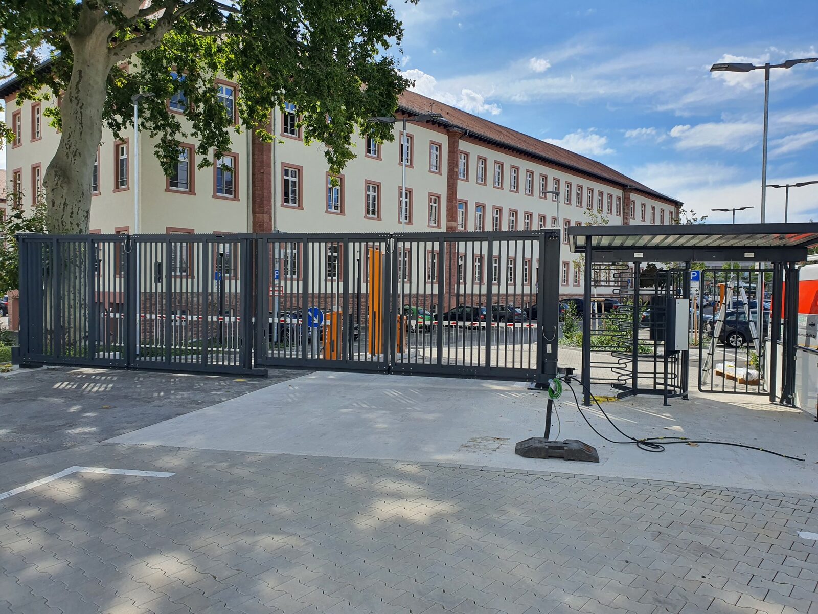 Drehkreuz mit Zufahrtstor an einer Polizeidienststelle