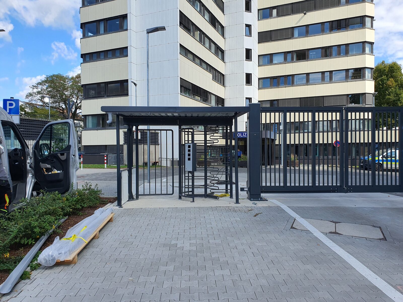 Personenvereinzelung per Drehkreuz an einer Polizeidienststelle