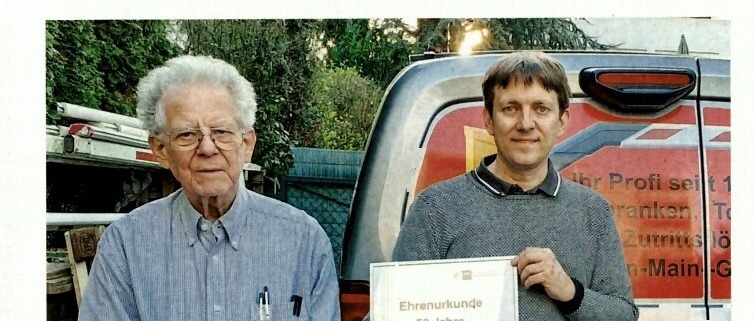 Friedrich und Richard Preiser mit der Ehrenurkunde zum 50-jährigen Firmenjubiläum von Preiser Technik