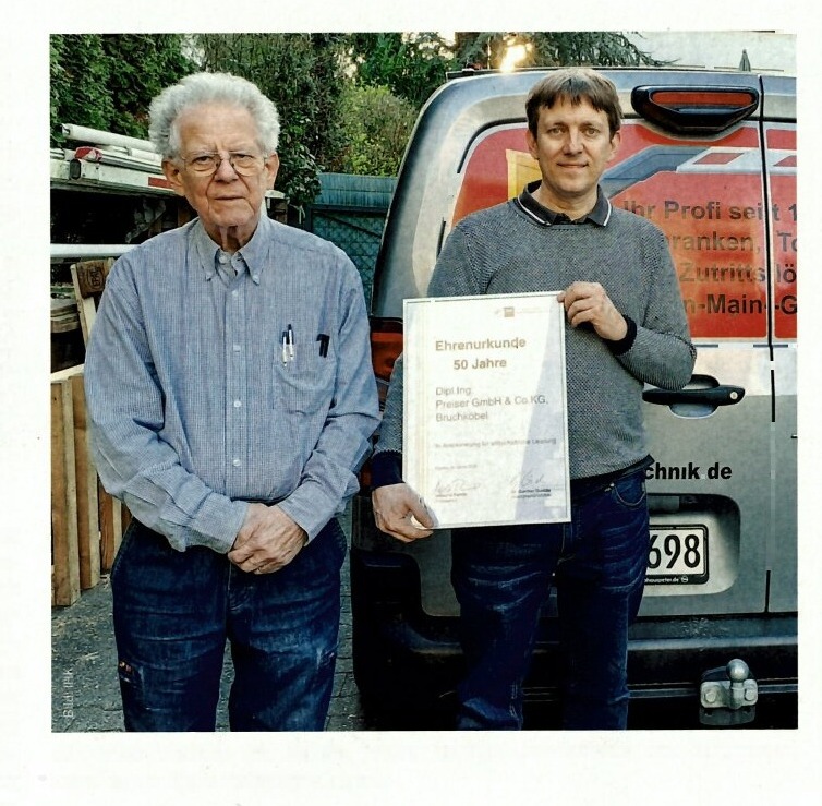 Friedrich und Richard Preiser mit der Ehrenurkunde zum 50-jährigen Firmenjubiläum von Preiser Technik, vollständige Aufnahme