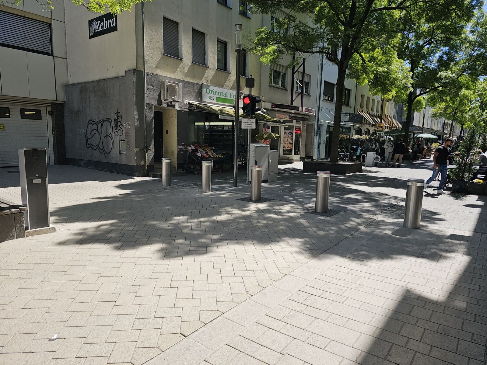 Automatisch versenkbare Poller in einer Fußgängerzone