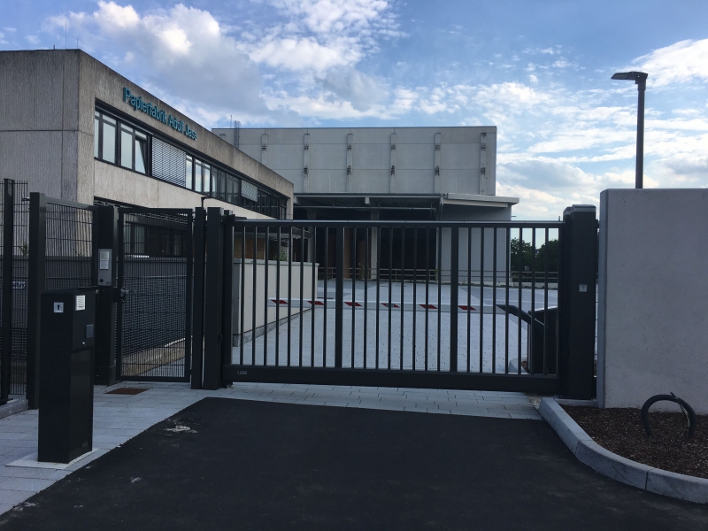 Industrieeinfahrt - Schiebetore, Drehtore + Schranken - Jass Fulda - Preiser Technik