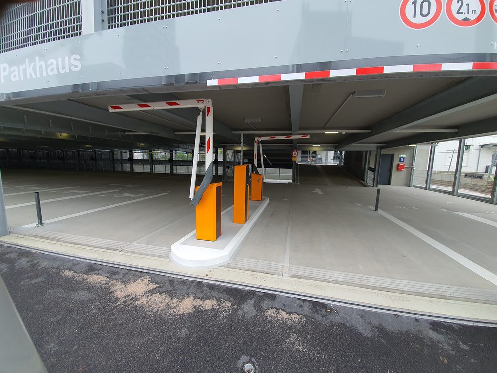 Parkhauseinfahrt mit Knickarm-Schranken unter niedriger Decke in Frankfurt