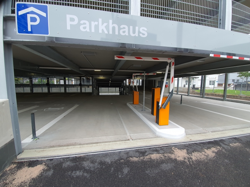 Knickarm-Schranken für geringe Deckenhöhen - Ferrero Frankfurt - Preiser Technik
