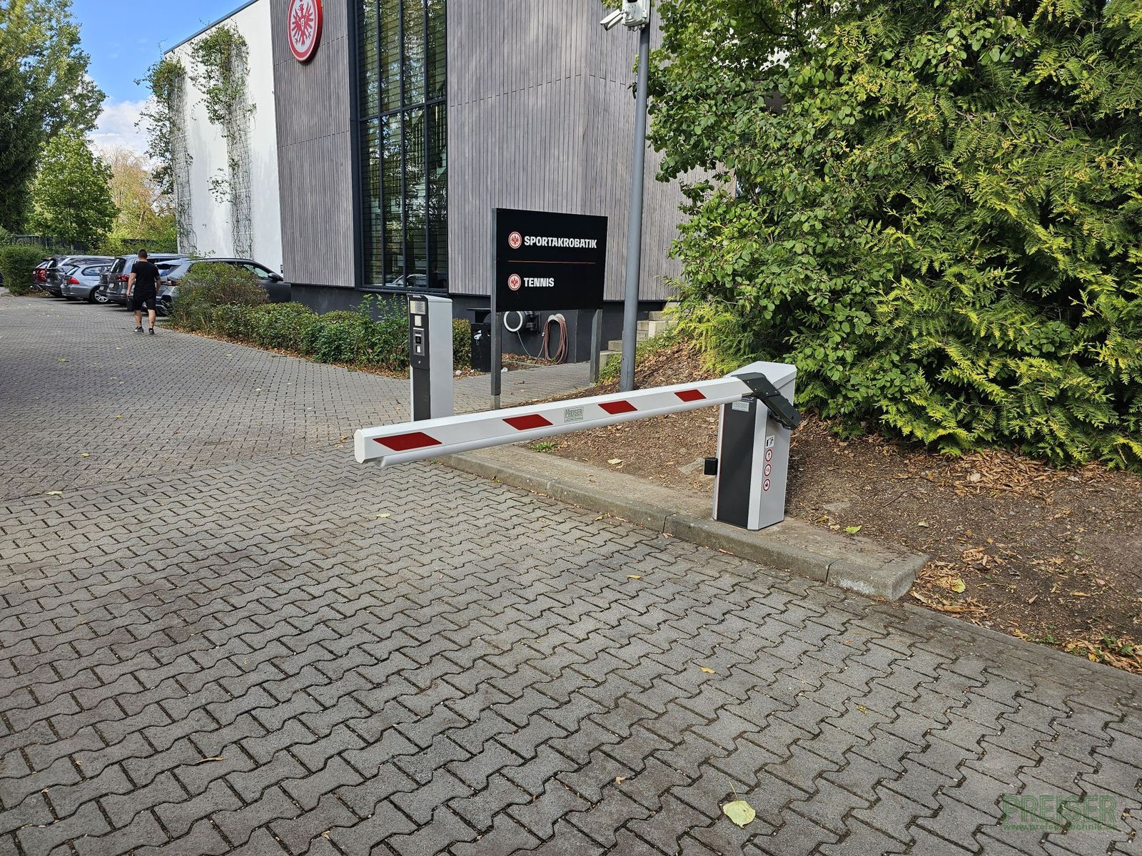 Magnetic Access Schranken mit QR-Code-Zutritt für Sportverein in Frankfurt