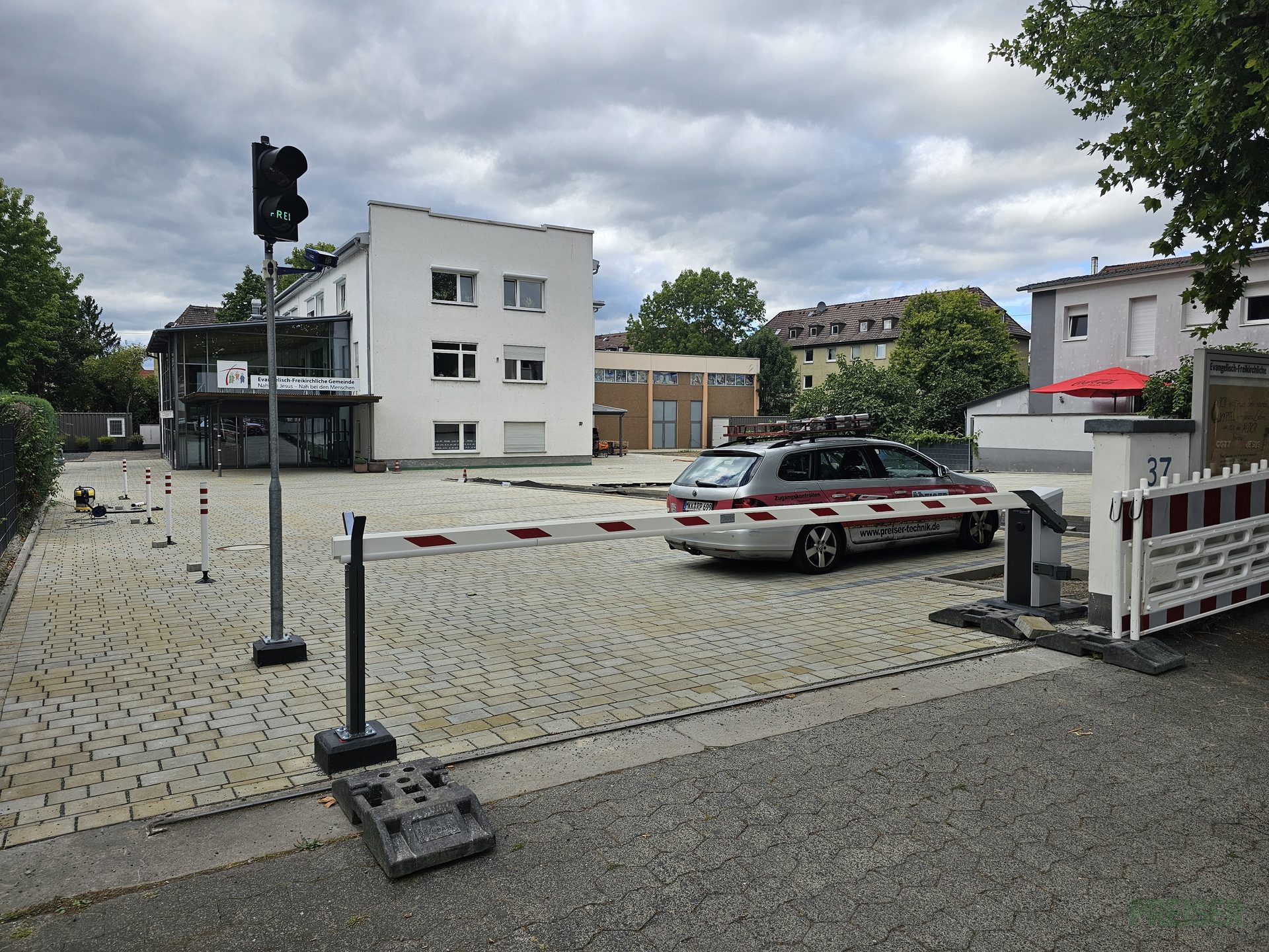 Zufahrt mit Schranke, Ampel Frei-/Besetzt-Anzeige und Kamera zur Kennzeichenerkennung am Kirchenparkplatz Gießen