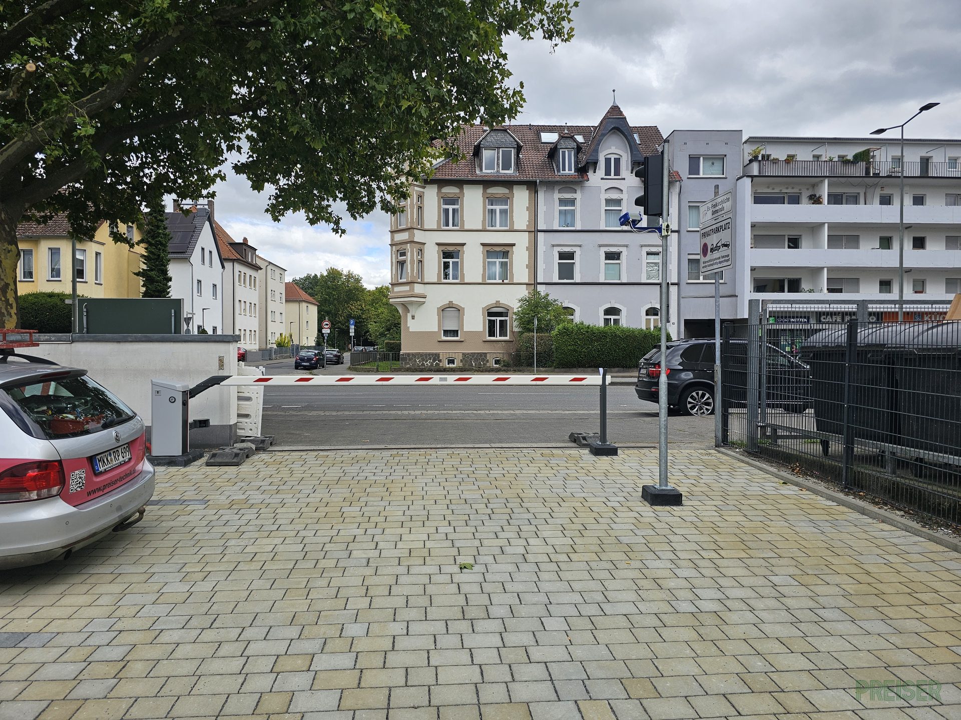 Videomast mit Tattile Vega Basic Kamera zur Nummernschilderkennung und LED-Ampel an der Schrankenanlage Gießen