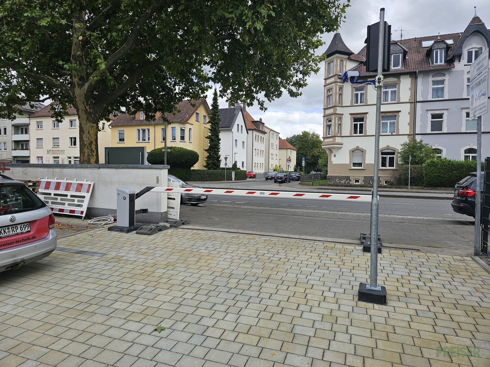 Antriebseinheit der Magnetic Access Pro-L Schranke mit Steuerung und Kameramast im Hintergrund, Gießen