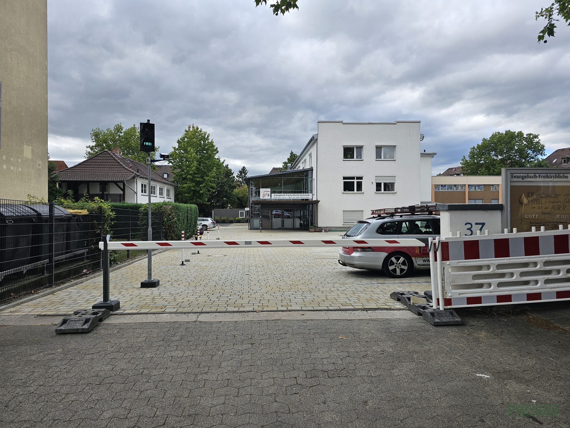 Schranke Magnetic Access Pro-L mit Ampel und Nummernschilderkennung auf dem Kirchenparkplatz in Gießen