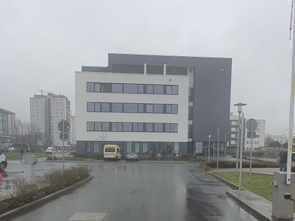 Mobile Mietschranke auf Fertigfundament an der Zufahrt zum Impfzentrum in Groß-Gerau