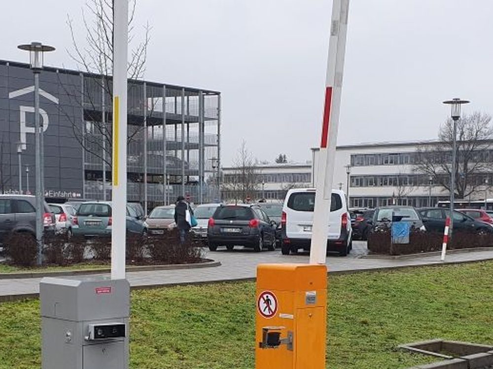 Mietschranke mit Fertigfundament und Steuerung am Rand einer Grünfläche