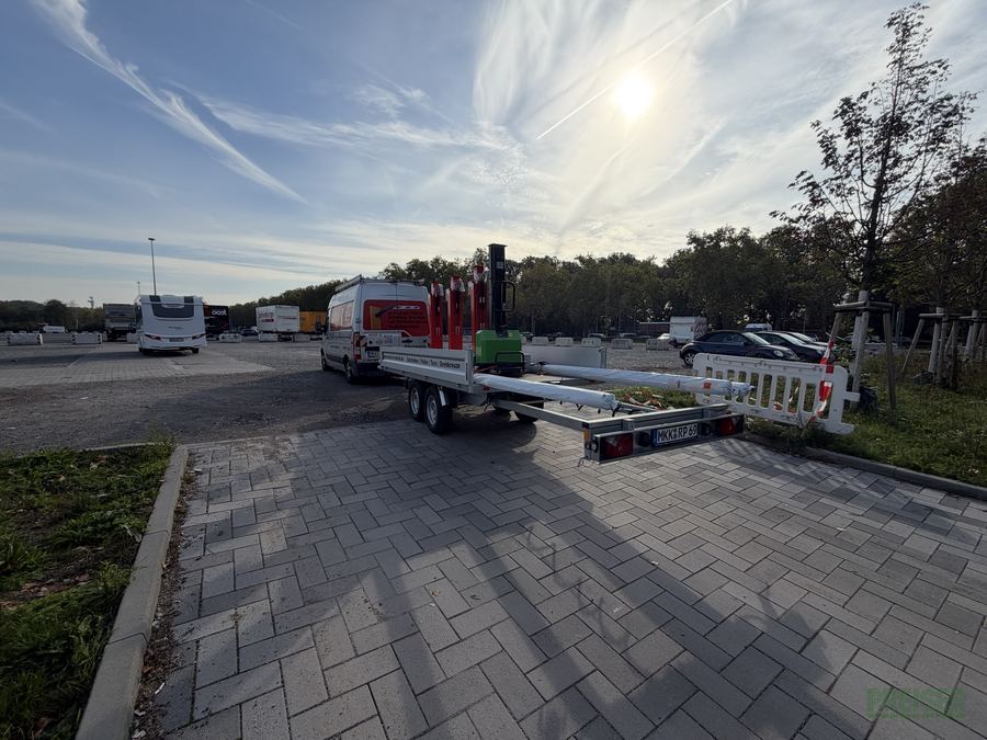 Ankunft an der Eissporthalle: Gespann mit Servicefahrzeug auf dem Gelände in Frankfurt.