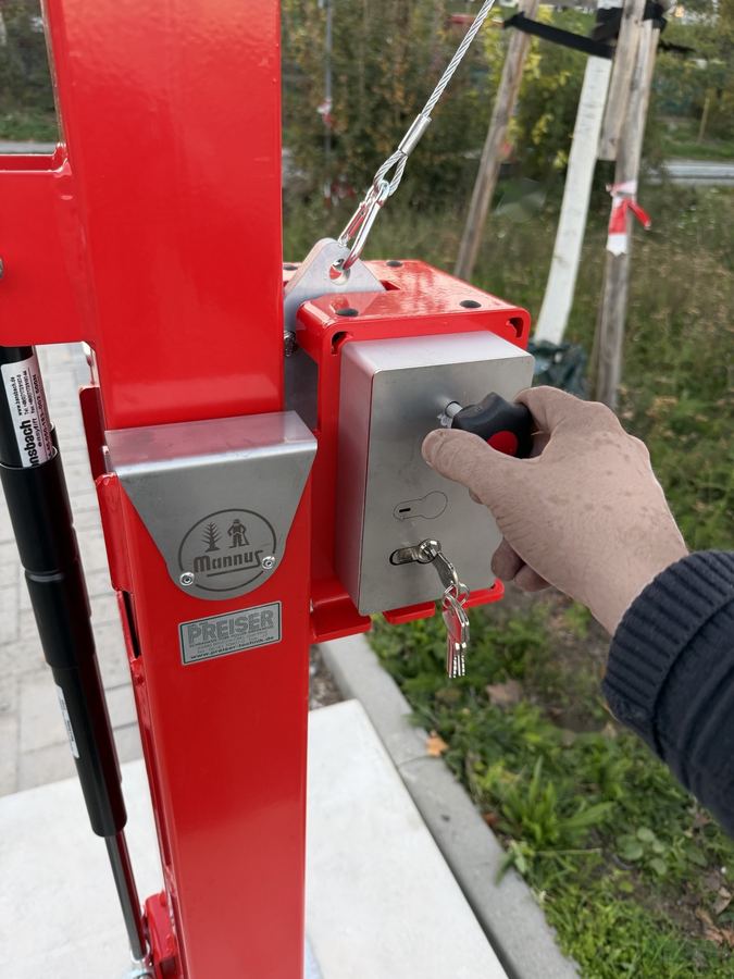 Funktionsprüfung: Öffnen, Schließen und Verriegeln von Hand, die Gasdruckfedern machen es leicht.
