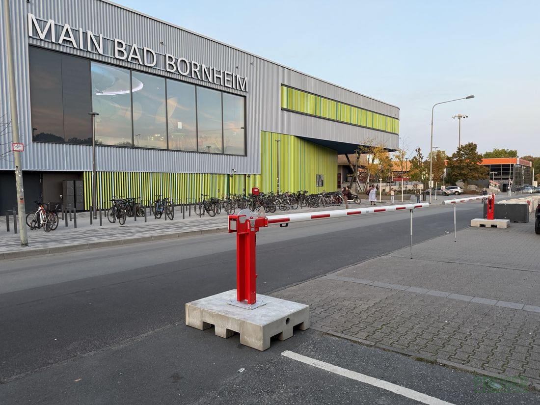 Seitenansicht der mobilen Handschranke auf Fertigfundament vor dem Main Bad Bornheim