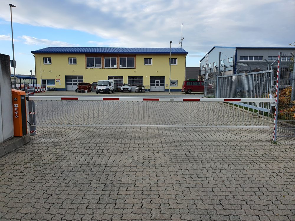 Geschlossene Sperrgitterschranke mit Unterkriechschutz in Florstadt