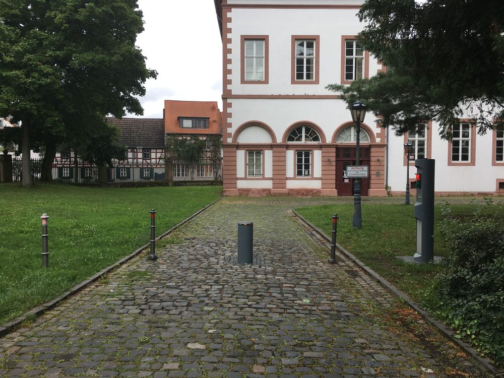Zufahrt zum Vorplatz des Schlosses Philippsruhe mit versenkbarem Poller