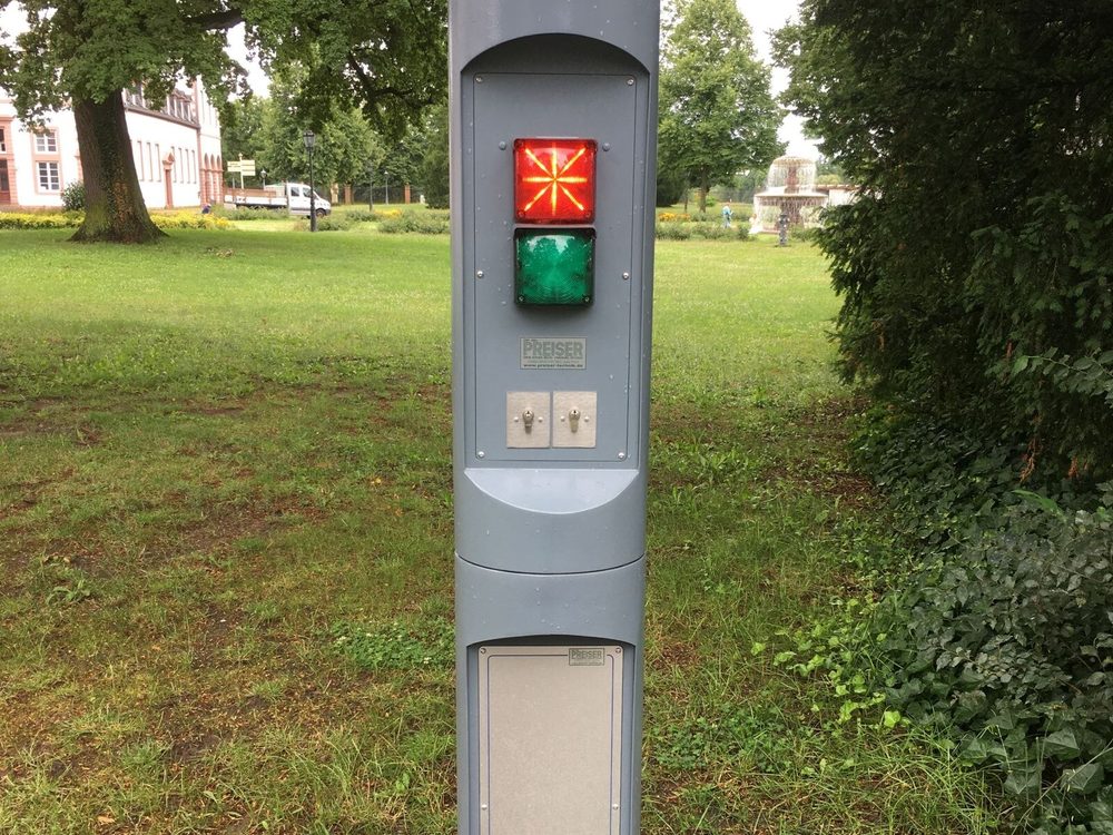 Bediensäule mit LED-Ampel rot/grün am Schloss Philippsruhe